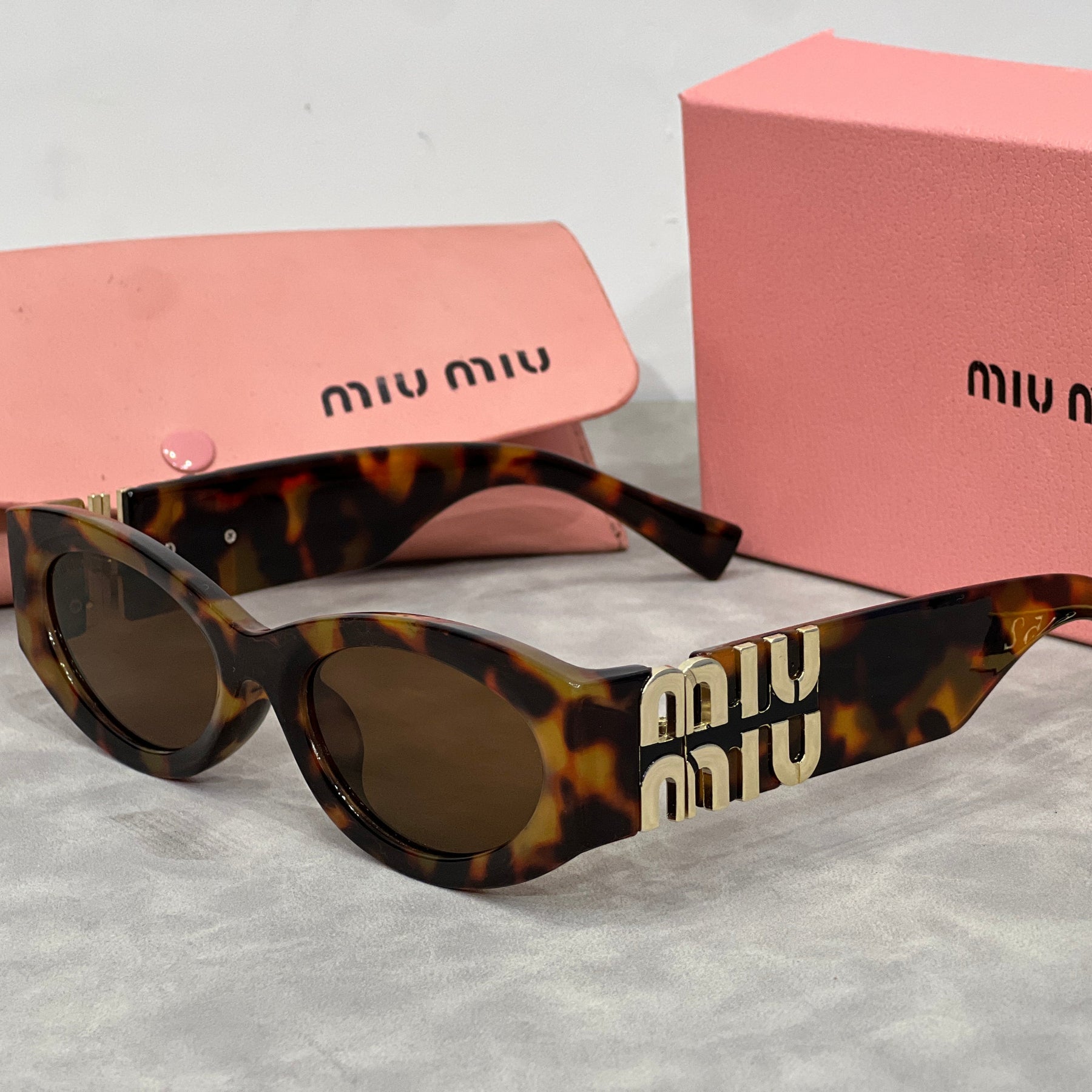 Óculos de Sol Miu Miu Gatinho Com Logo