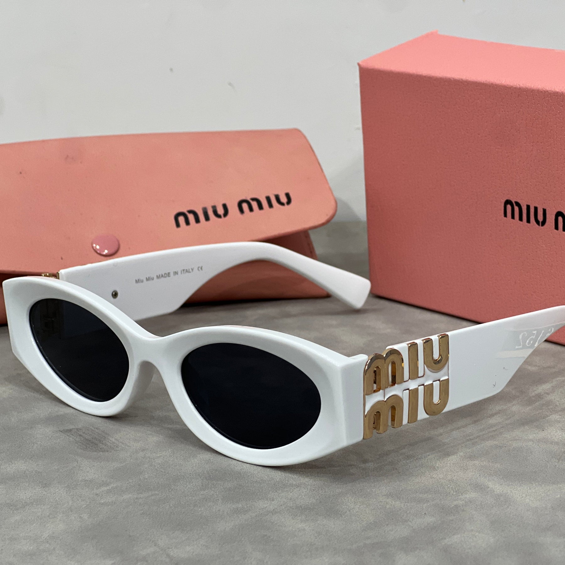 Óculos de Sol Miu Miu Gatinho Com Logo